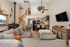 Smart-TV, Kamin, Musikbibliothek, Computerbildschirme