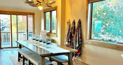 Spacious 7 Bed Retreat, Hot Tub + Ski Hill Views
