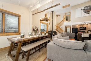 Smart TV, fireplace, music library, computer monitors - Spacious 7 Bed Retreat, Hot Tub + Ski Hill Views (Fraser)