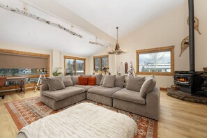 Smart TV, fireplace, music library, computer monitors - Spacious 7 Bed Retreat, Hot Tub + Ski Hill Views (Fraser)