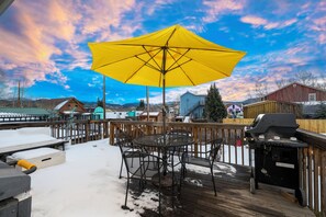 Outdoor dining - Spacious 7 Bed Retreat, Hot Tub + Ski Hill Views (Fraser)