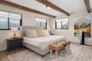 4 bedrooms, desk, iron/ironing board, free WiFi - Spacious 7 Bed Retreat, Hot Tub + Ski Hill Views (Fraser)