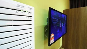 Ein an der Wand befestigtes Luftreinigergerät und ein Flachbildfernseher mit dem LG-Logo.