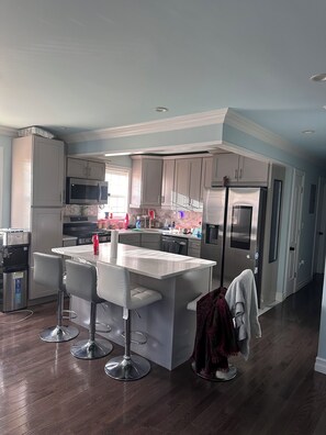 Geladeira, micro-ondas, cafeteira/chaleira, torradeira