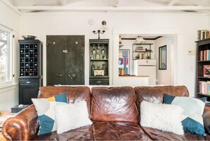 TV connectée, cheminée, livres, médiathÚque