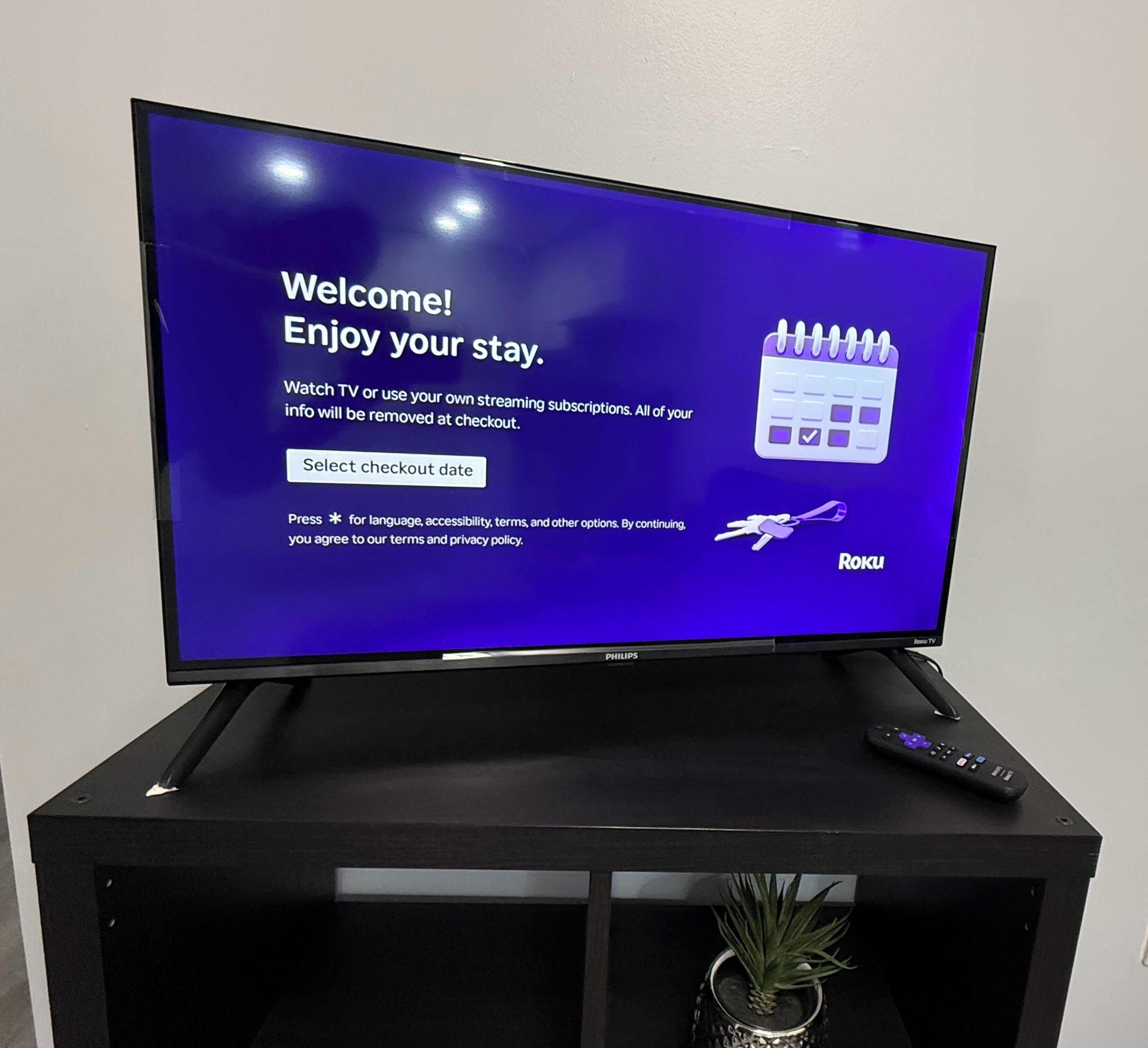 Ein Fernseher zeigt eine Willkommensnachricht und ein Kalendersymbol.
