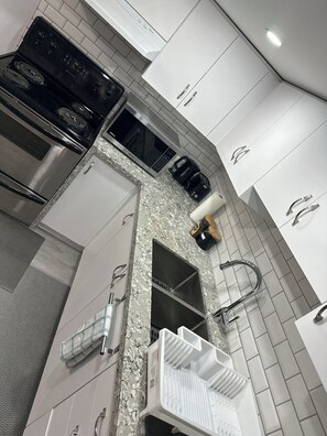 ثلاجة، ميكروويف، فرن، موقد طهي مسطح