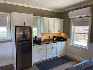 Kjøleskap, mikrobølgeovn, kaffetrakter/tekoker og kjøkkenutstyr