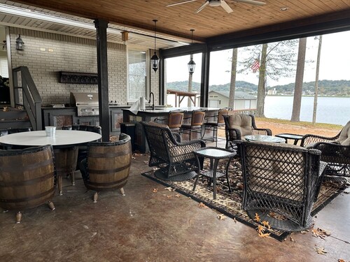 ON Lake Guntersville: Discounted rates: Lovely 4br 4ba house w boat parking