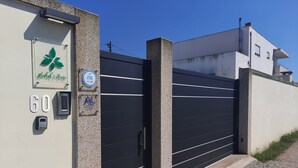 Ein begrenzter Zugang mit einem Schild mit der Nummer 60, einem Schild für 'Clean & Safe' und dem Logo von Michel's Haus.