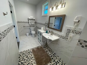 Sèche-cheveux, serviettes fournies