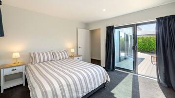 4 bedrooms, iron/ironing board, WiFi, bed sheets