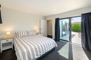 3 bedrooms, iron/ironing board, WiFi, bed sheets - Private Escape – Seasonal Communal Pool, Tennis & Relaxed Living in Pinot Grove (Martinborough)