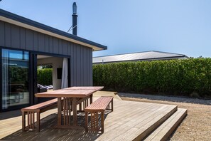 Outdoor dining - Private Escape – Seasonal Communal Pool, Tennis & Relaxed Living in Pinot Grove (Martinborough)