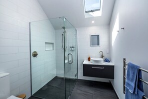 Hair dryer - Farmhouse Retreat, Longbush (Hinakura)