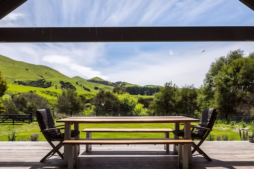 Farmhouse Retreat, Longbush