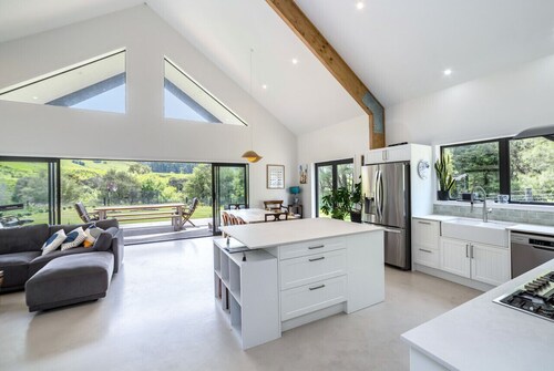 Farmhouse Retreat, Longbush