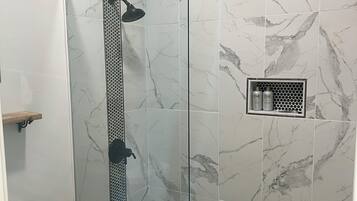 Douche, sĂšche-cheveux