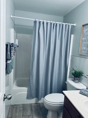 Hair dryer, towels, soap, shampoo - Home Sweet Home (Fayetteville)