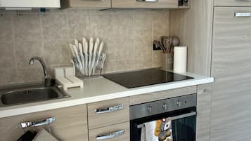Fridge, oven, stovetop, coffee/tea maker