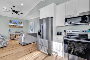 ثلاجة، ميكروويف، فرن، موقد طهي مسطح