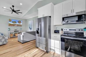 Kjøleskap, mikrobølgeovn, ovn og kokeplater