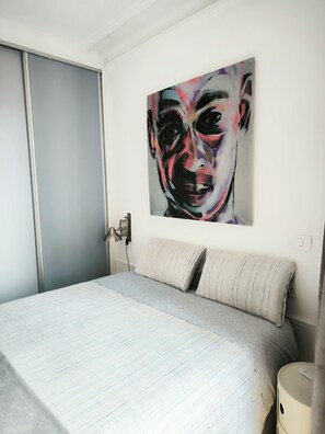 1 habitación, tabla de planchar con plancha, wifi gratis y ropa de cama