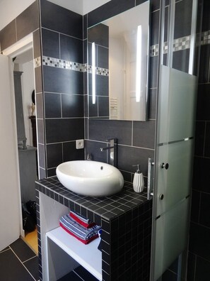 Ducha, secador de pelo, toallas y jabón