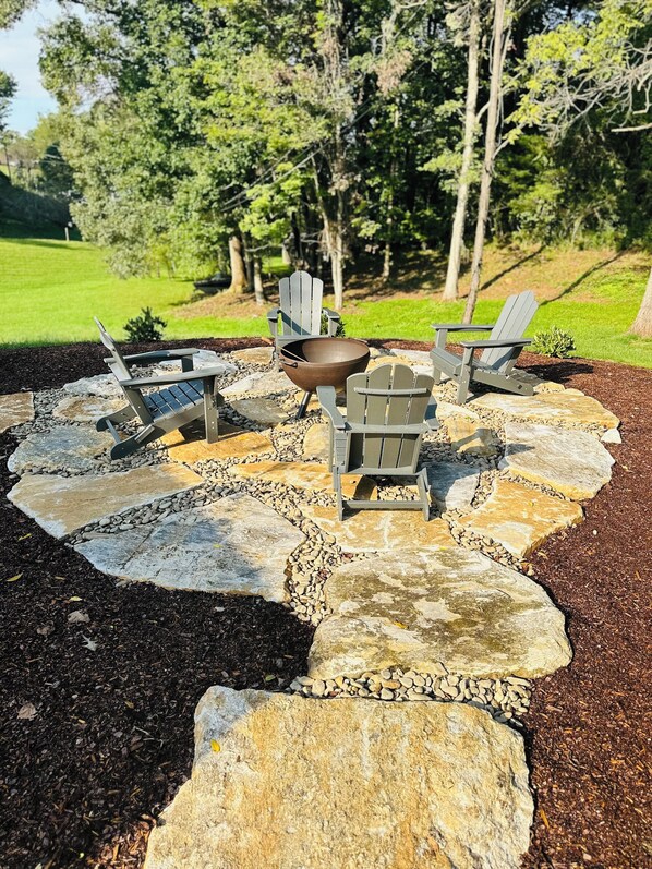 Property grounds - Family Getaway with Fire pit/Patio 20 min to AVL (Alexander)