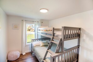 3 bedrooms, iron/ironing board, free WiFi, bed sheets - Family Getaway with Fire pit/Patio 20 min to AVL (Alexander)