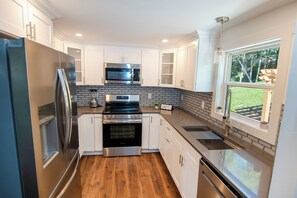 Fridge, microwave, oven, stovetop - Family Getaway with Fire pit/Patio 20 min to AVL (Alexander)