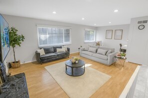 Smart TV, fireplace, video games, offices - Spacious House, Central, All Amenities (Harbor City)