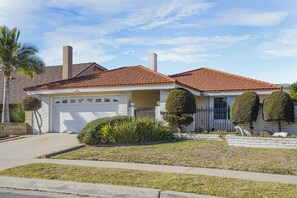 Exterior - Spacious House, Central, All Amenities (Harbor City)