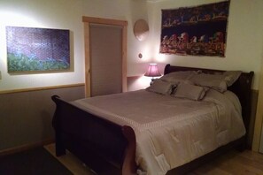 Escritorio, wifi y ropa de cama 