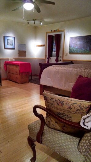 Desk, WiFi, bed sheets
