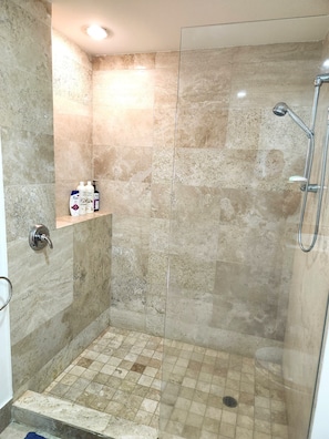Shower, hair dryer, towels, soap - One Block to the beach in fabulous Puerto Vallarta with AC, WiFi. 2bed/2bath (Puerto Vallarta)