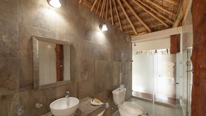 Ein modernes Badezimmer mit großem Spiegel, einem Waschbecken, einer Toilette und einer Duschkabine.