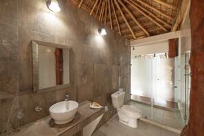 Bungalow, 1 cama King size, vista a la alberca | Baño | Regadera, secadora de cabello, toallas, jabón 