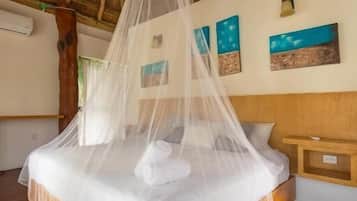 Bungalow, 1 cama de matrimonio grande, vistas a la piscina | 1 dormitorio, cortinas opacas, tabla de planchar con plancha