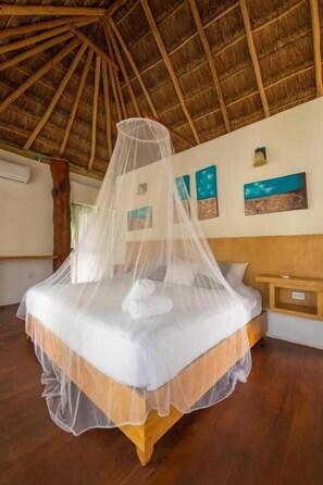 Bungalow, 1 cama de matrimonio grande, vistas a la piscina | 1 dormitorio, cortinas opacas, tabla de planchar con plancha