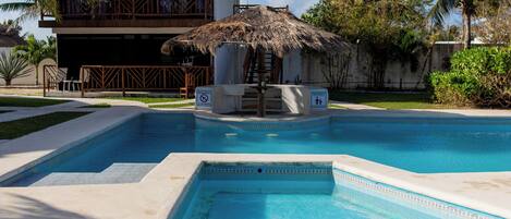 Una piscina al aire libre