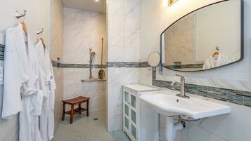 Douche, sĂšche-cheveux, serviettes fournies, savon