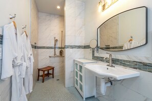 Douche, sèche-cheveux, serviettes fournies, savon