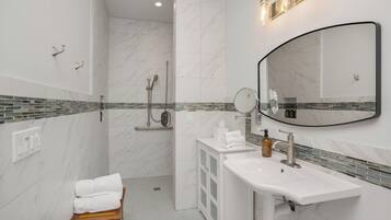 Een haardroger, handdoeken