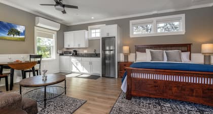 Lovers Getaway: Luxe Studio Romance Wine Gastro L2EV Sleeps 4, Unit 4 Meadowvale