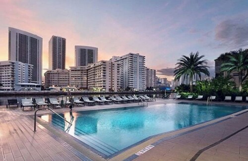 Modern Studio/Hotel condo with private Balcony