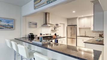 Geladeira, micro-ondas, fogão, cooktop