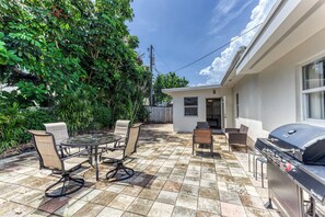 Outdoor dining - Entire BEACH HOUSE on Ocean Blvd Fort Lauderdale! (Fort Lauderdale)