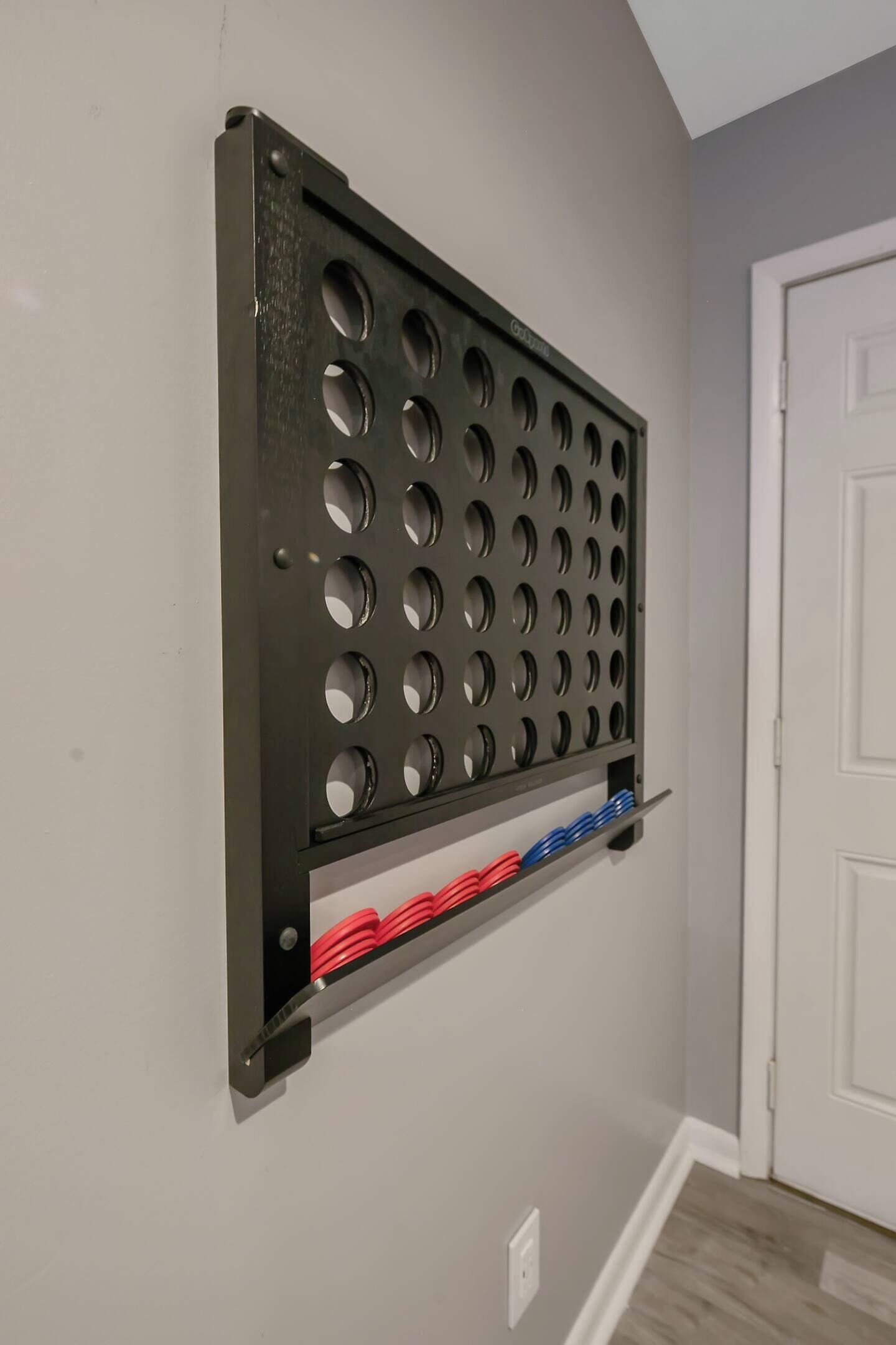 Un perchero de pared con varios agujeros circulares, probablemente para colgar objetos.