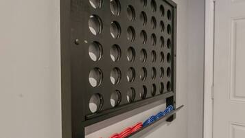 Un perchero de pared con varios agujeros circulares, probablemente para colgar objetos.